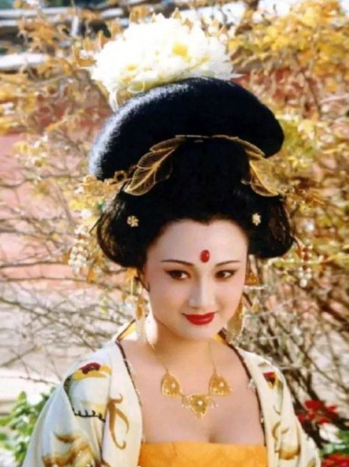 杨玉环,这个历史上的四大美女之一,在王者里是可奶可刚