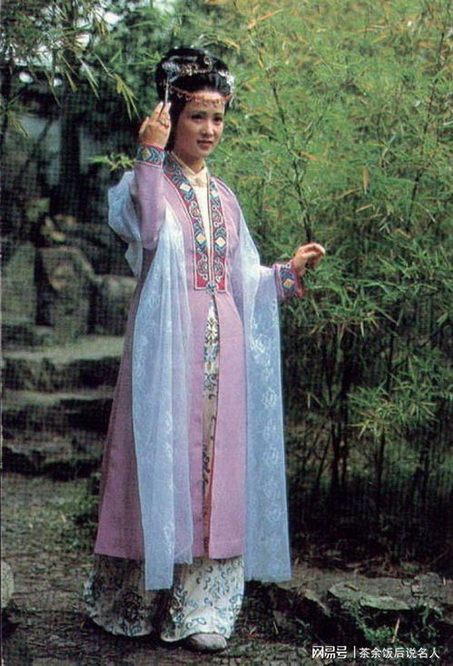 俄罗斯美女穿旗袍吃川菜,