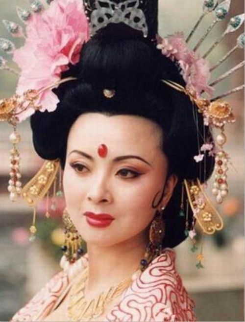 她被誉为古典第一美女,唯一演遍四大名著的演员,57岁风韵不减